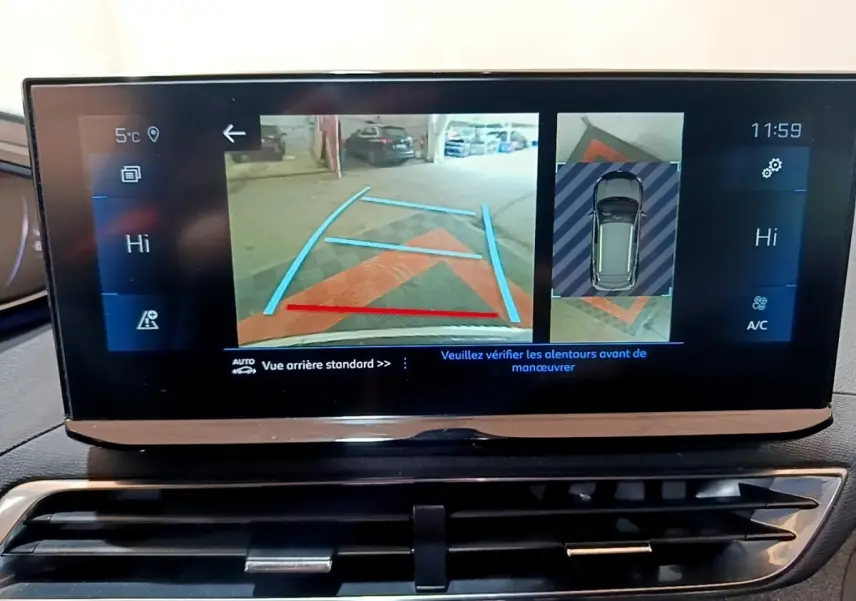 Écran tactile central affichant la caméra de recul et la vue 360° du Peugeot 3008 gris foncé, intérieur moderne.