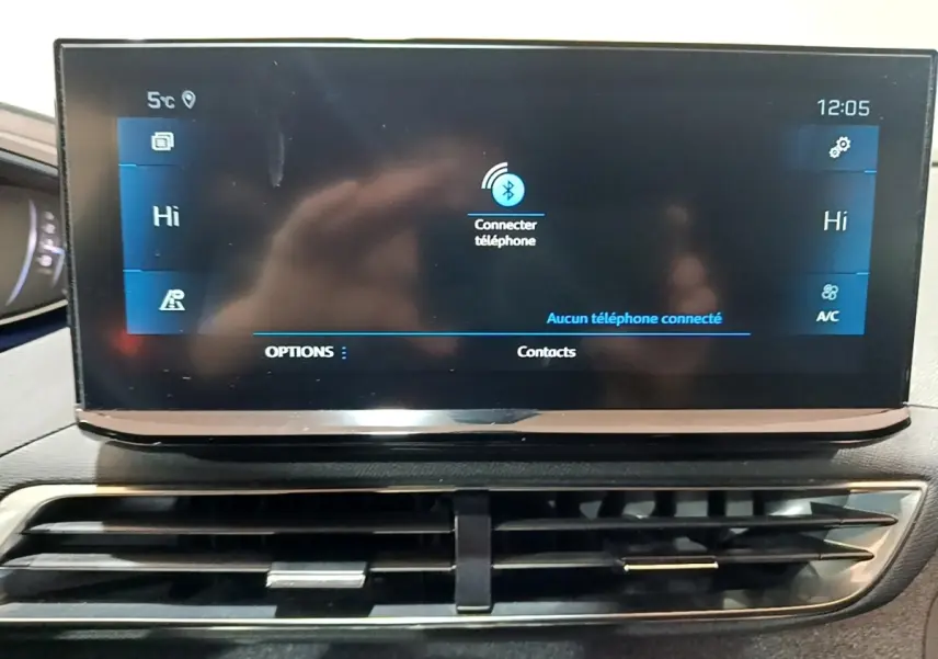 Écran tactile central du Peugeot 3008 gris foncé 2022 affichant la connexion Bluetooth et commandes climatisation.