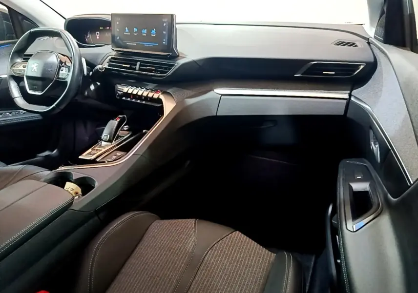 Intérieur du Peugeot 3008 2022 gris foncé, vue côté passager montrant tableau de bord et écran tactile central.