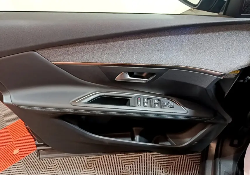 Porte côté conducteur Peugeot 3008 gris foncé, vue intérieure avec commandes vitres et rétroviseurs électriques.