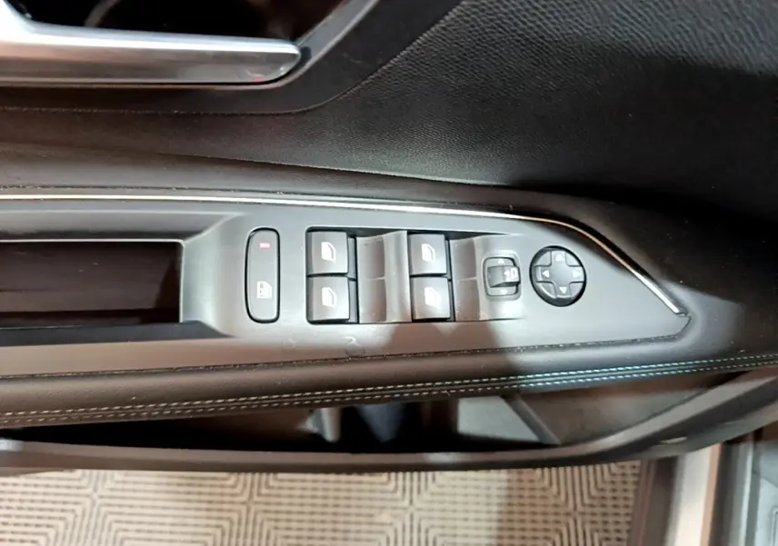 Commande des vitres et réglage des rétroviseurs sur la porte côté conducteur du Peugeot 3008 gris foncé 2022