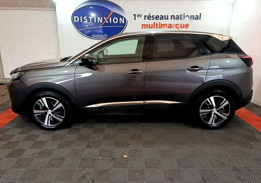 Profil côté gauche du Peugeot 3008 gris foncé 2022, avec jantes alliage et toit noir contrasté.