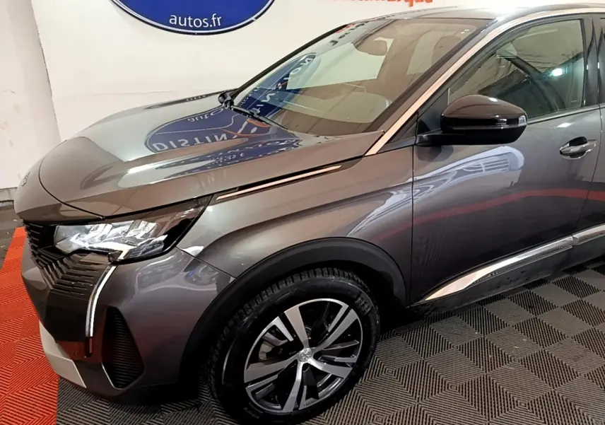 PEUGEOT 3008 gris foncé en 3/4 avant droit, avec phares LED et jantes alliage distinctives.