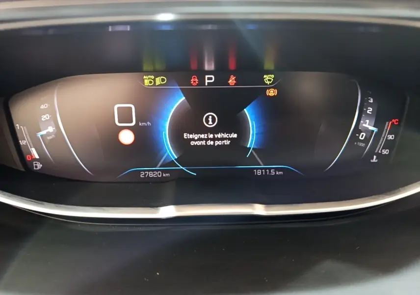Tableau de bord numérique du Peugeot 3008 gris foncé, affichant un message d'arrêt avant départ.