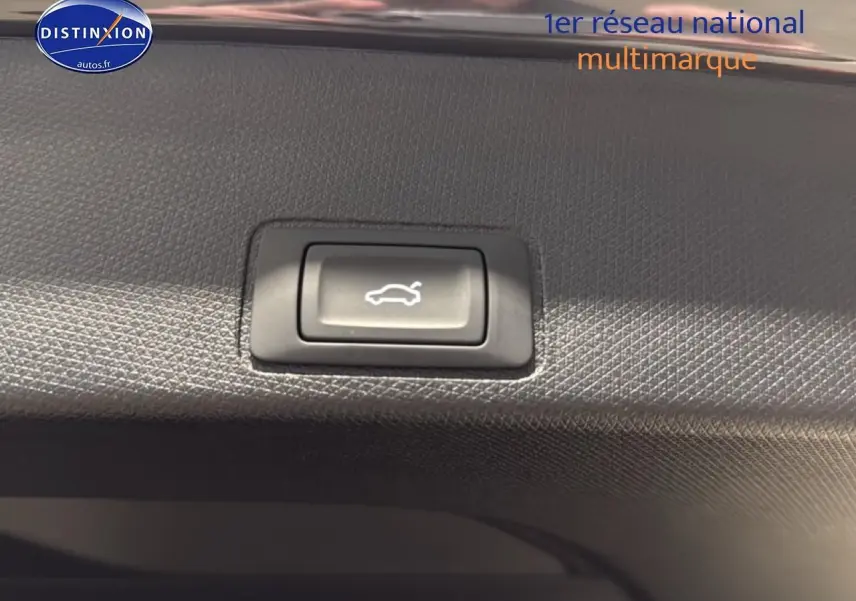 Bouton d'ouverture électrique du coffre sur la garniture intérieure noire d'une CUPRA Terramar gris 2025.