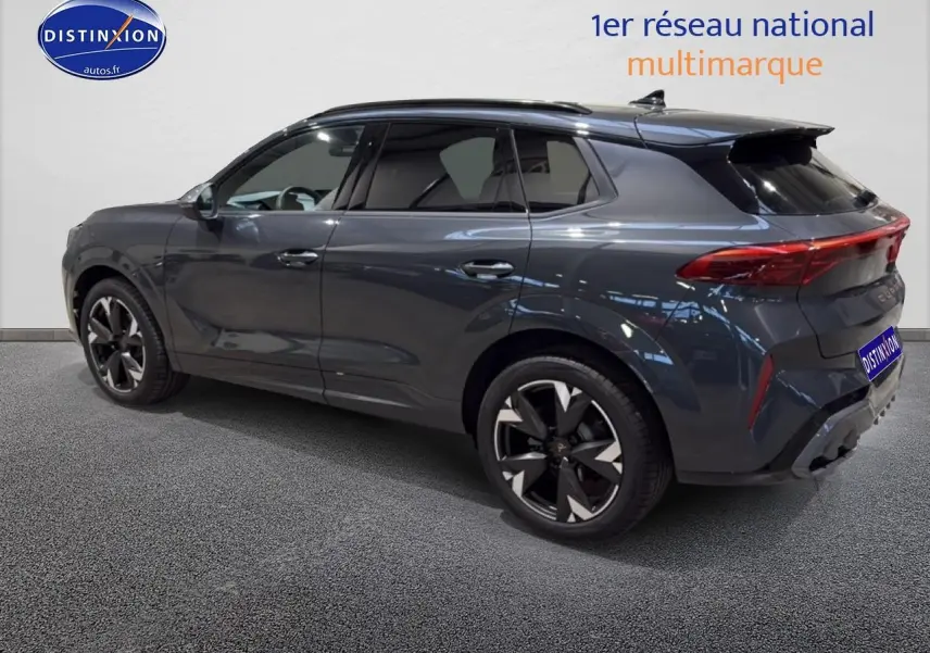 Vue latérale droite d'un CUPRA TERRAMAR gris 2025 avec jantes noires et vitres arrière surteintées.