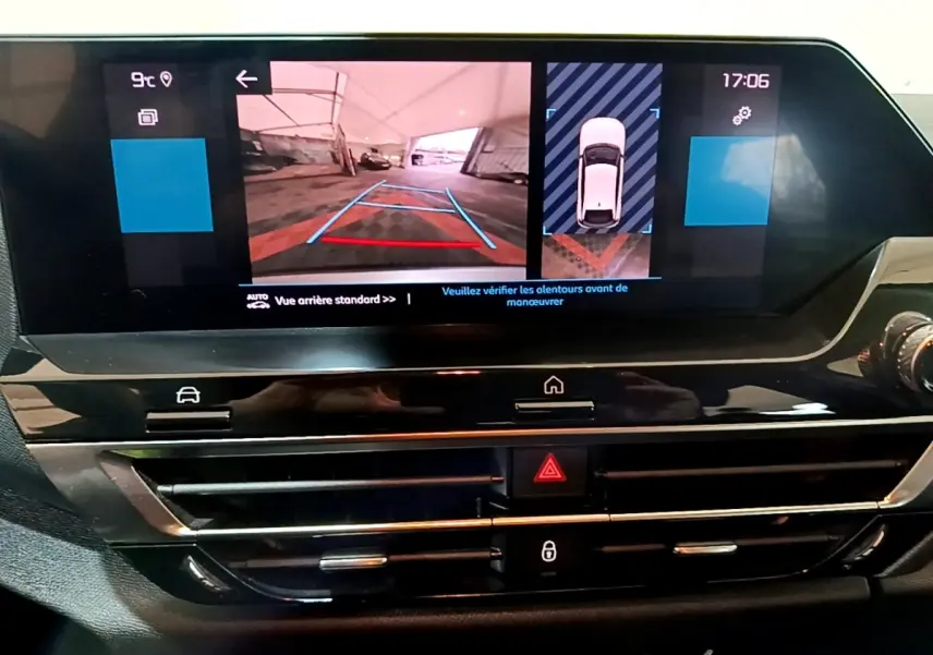Écran tactile intérieur de la Citroën C4 gris foncé montrant la caméra de recul et l’aide au stationnement.