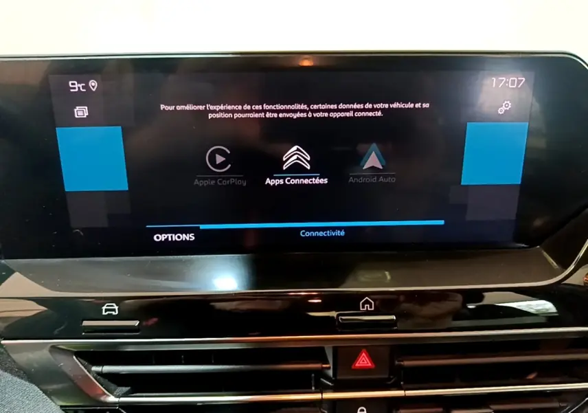 Écran tactile central affichant les options Apple CarPlay et Android Auto dans l’habitacle d’une Citroën C4.