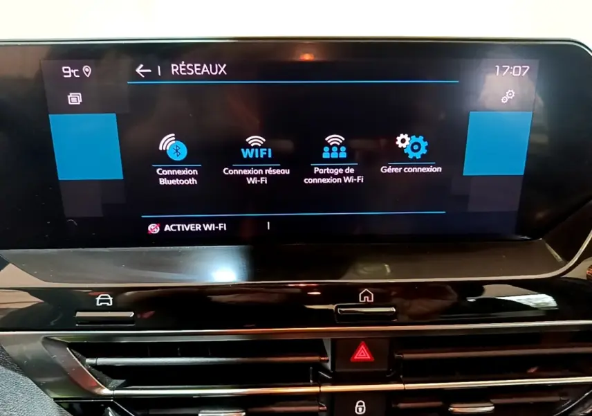 Écran tactile 10 pouces du système multimédia Citroën C4 2021, affichant les options de connexion réseau Wi-Fi.