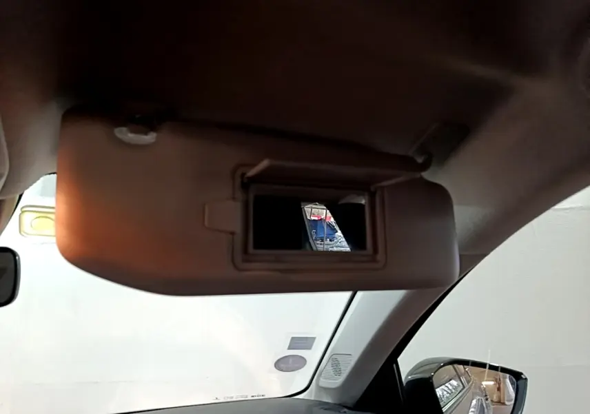 Détail de pare-soleil intérieur avec miroir éclairé, côté conducteur d’une Citroën C4 gris foncé, vue intérieure avant.