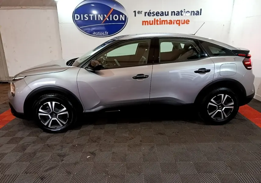 Profil droit d'une Citroën C4 gris foncé 2021 avec jantes noires et détails noirs contrastants.