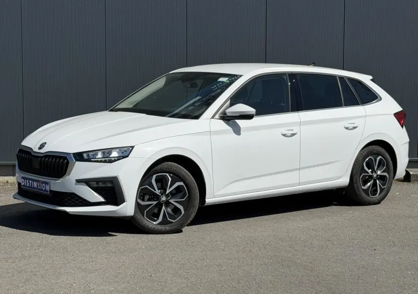 SKODA SCALA TSI 116 blanc glacier vue de profil côté gauche avec jantes alliage et vitres surteintées.