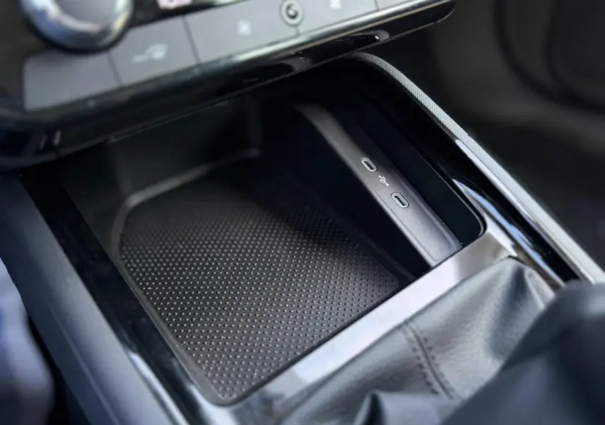 Gros plan sur la console centrale de la Skoda Scala TSI 116, montrant le compartiment de rangement avec ports USB-C.