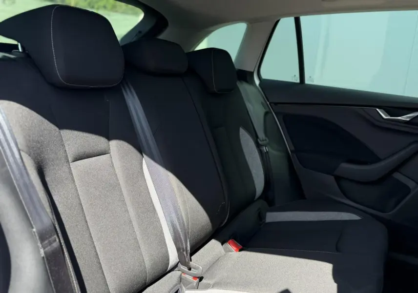 Vue latérale droite de la banquette arrière noire et grise de la Skoda Scala TSI 116 Sélection 2025.