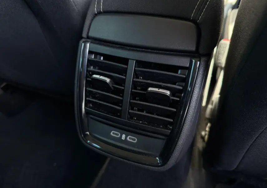 Gros plan sur la sortie d’air arrière noire avec deux ports USB-C de la Skoda Scala TSI 116 Sélection blanche.