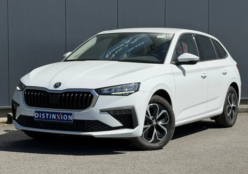 Skoda Scala blanc glacier vue 3/4 avant droit avec jantes alliage et vitres surteintées.