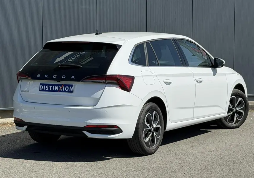 Vue 3/4 arrière droite d'une Skoda Scala blanc glacier avec vitres surteintées et jantes alliage 16 pouces.