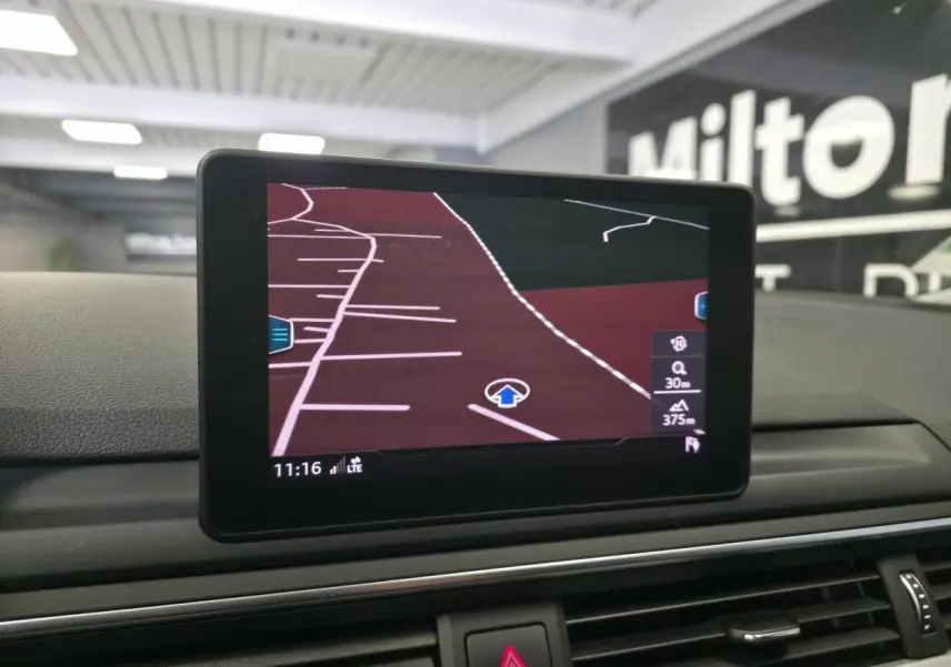 Écran central du tableau de bord d'une Audi A4 2019 affichant la navigation GPS en intérieur.