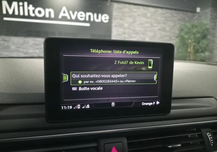 Écran central de l'Audi A4 2019 affichant la liste d'appels, vue intérieure du tableau de bord noir.