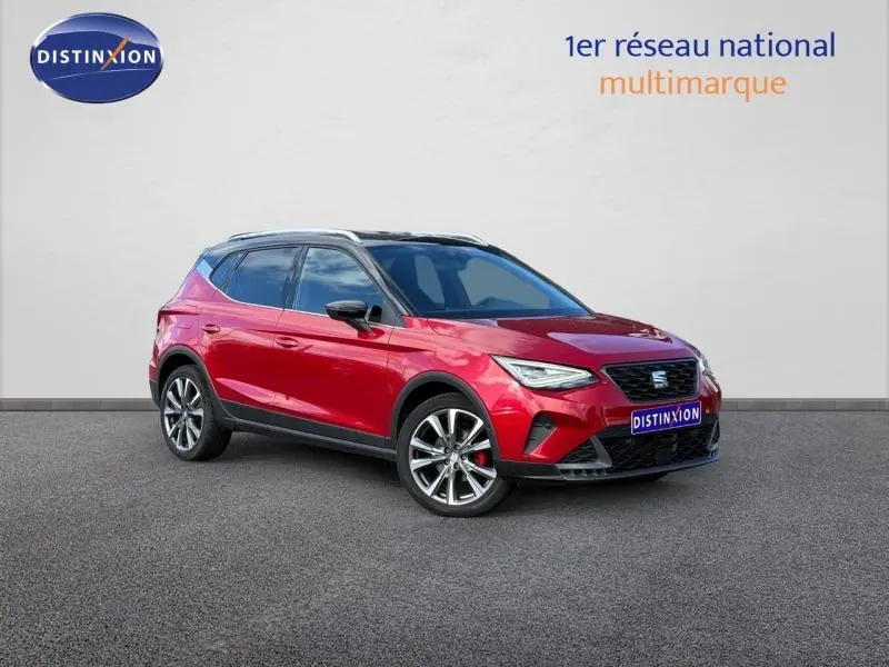SEAT Arona 1.0 TSI 115ch FR rouge Désir avec toit noir Minuit, vue 3/4 avant côté gauche, jantes alliage visibles.