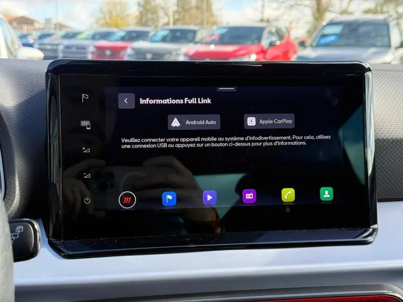 Écran tactile central du SEAT Arona 2025 affichant les options Android Auto et Apple CarPlay dans l'habitacle.