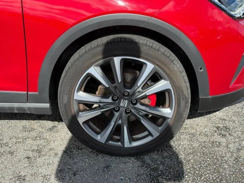 Gros plan sur la roue avant droite du SEAT Arona Rouge Désir avec jante alliage et étrier de frein rouge visible.