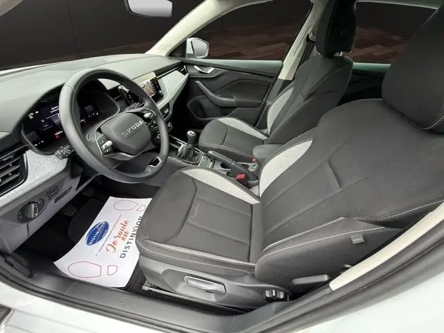 Vue intérieure côté conducteur de la Skoda Scala blanche 2025, volant cuir multifonctions et tableau de bord digital.