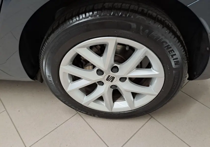 Gros plan sur la roue avant droite du SEAT LEON 1.5 eTSI Hybrid gris magnétique avec jante alliage et pneu Michelin.