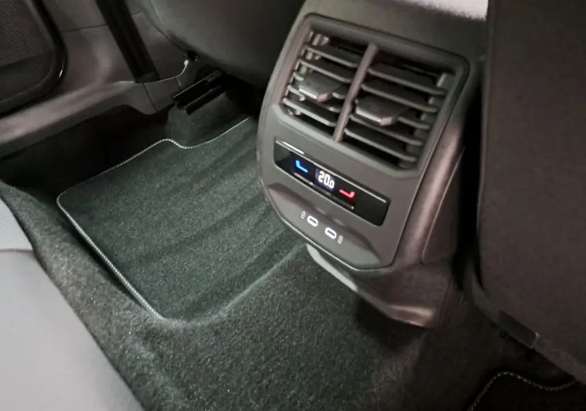 Vue rapprochée de la console arrière avec ventilation et commandes de climatisation à 20°C dans un SEAT Leon gris magnétique.