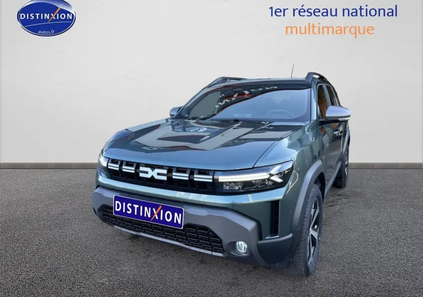 Vue 3/4 avant d'un Dacia Duster 2025 vert cèdre avec calandre noire et jantes alu noires.