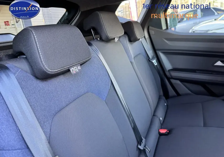 Vue intérieure côté droit des sièges arrière en tissu gris et bleu du Dacia Duster 2025 version 1.0 eco-g 100 journey.