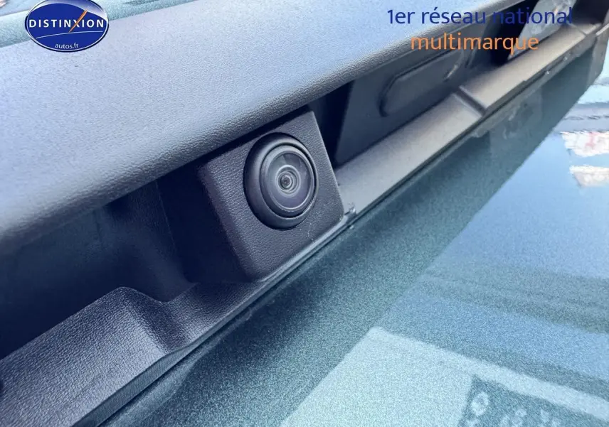 Gros plan sur la caméra de recul intégrée au hayon vert cèdre du Dacia Duster 2025.