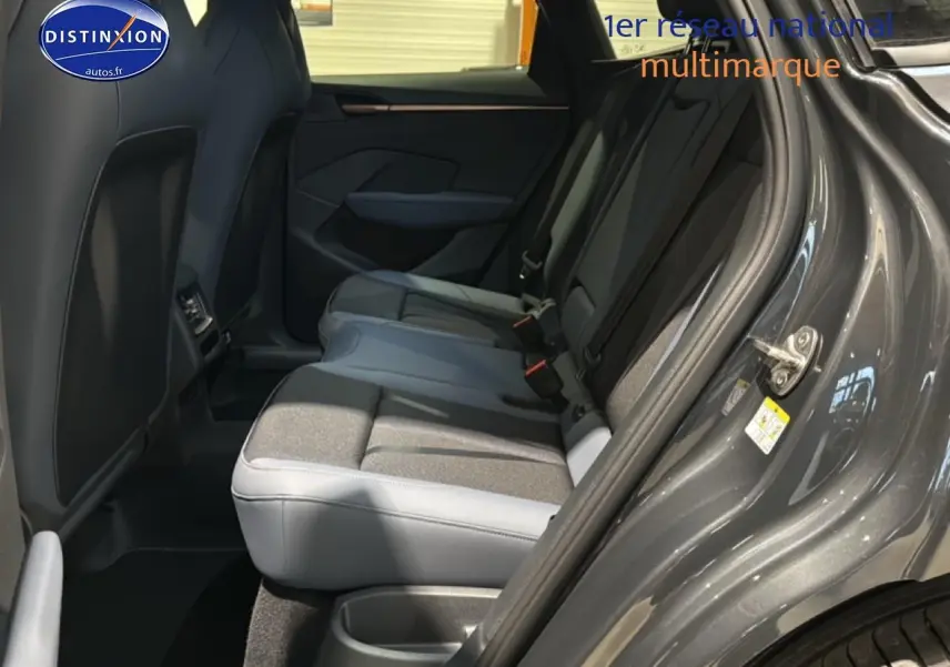 Vue côté droit sur l'intérieur arrière gris du CUPRA TERRAMAR 2025, montrant les sièges et la porte ouverte.