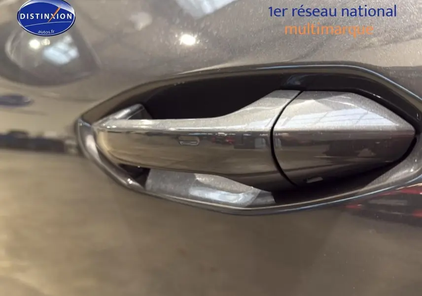 Poignée de porte gris métallisé côté gauche de la CUPRA TERRAMAR 1.5 etsi hybrid 2025 en gros plan.