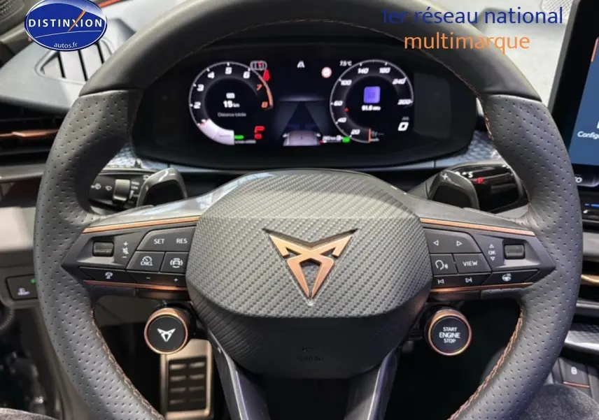 Vue rapprochée du volant sport en cuir perforé gris avec logo CUPRA et commandes multifonctions intégrées.