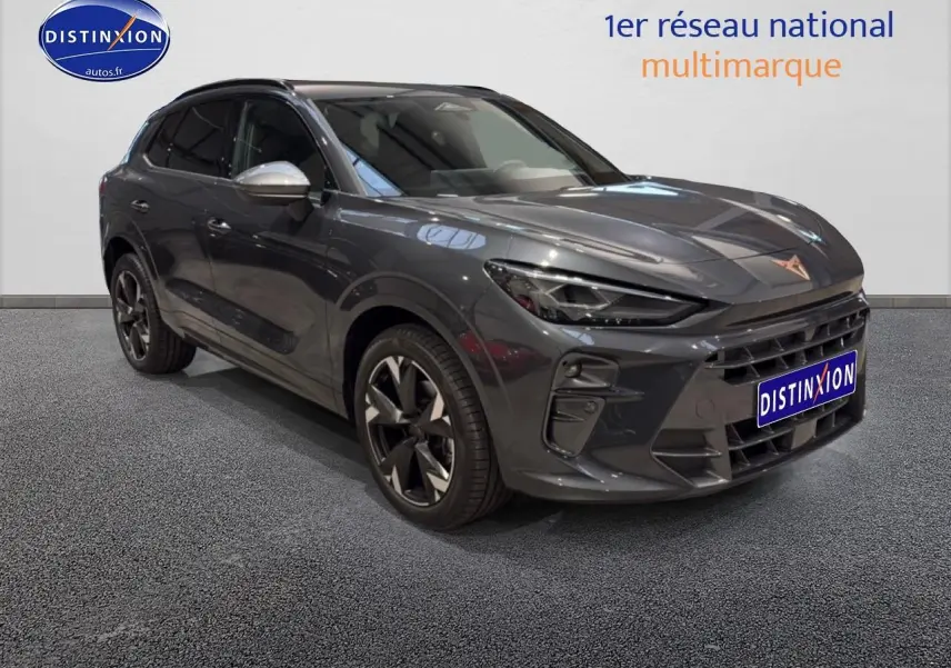 Vue 3/4 avant gauche d'un CUPRA TERRAMAR gris avec jantes 19 pouces et calandre marquée.