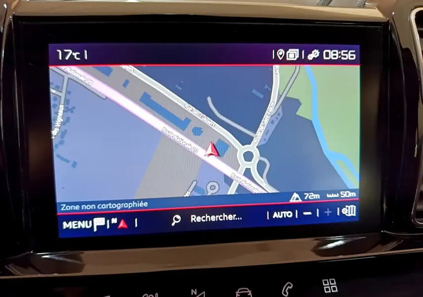 Écran tactile central du tableau de bord du Citroën C5 Aircross 2020 affichant la navigation GPS.