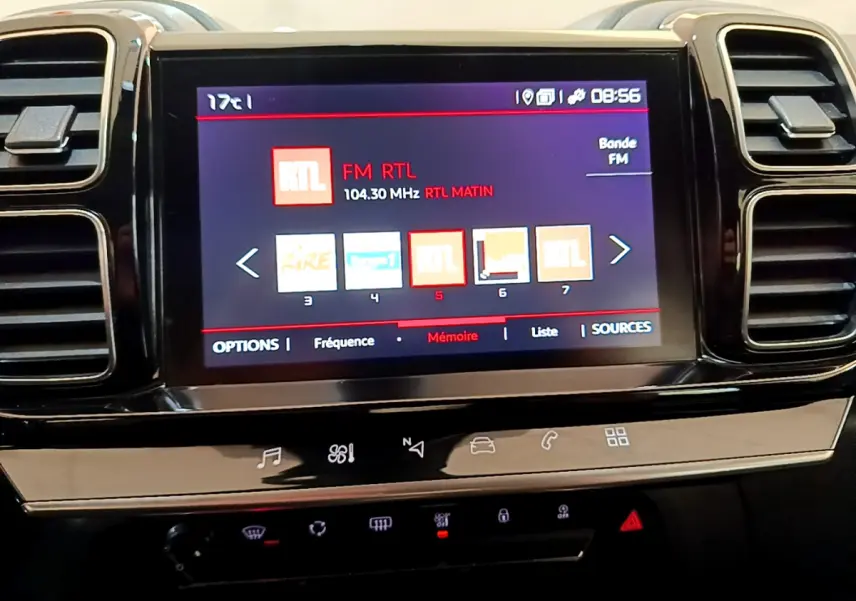 Écran tactile central du tableau de bord du Citroën C5 Aircross 2020, affichant la radio FM RTL.