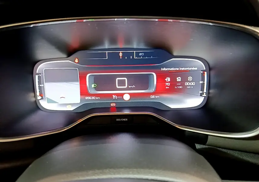 Vue rapprochée du combiné numérique 12,3" du tableau de bord du Citroën C5 Aircross 2020 avec affichage rouge et noir.