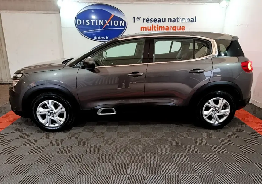 Profil droit d'un Citroën C5 Aircross gris foncé 2020 avec jantes alliage et inserts Silver Anodisé visibles.