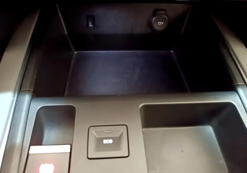 Vue rapprochée de la console centrale noire du Citroën C5 Aircross 2020 avec bouton ECO et prise 12V visible.