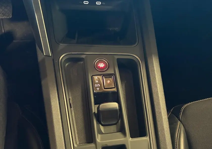 Vue rapprochée de la console centrale noire de la CUPRA LEON ST 2024 avec boutons de démarrage et commande de boîte automatique.