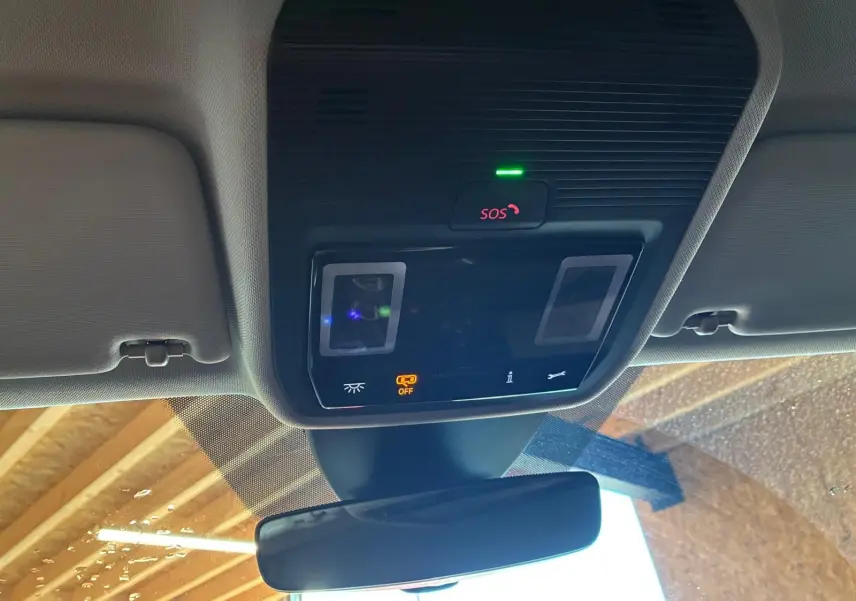 Vue intérieure du plafonnier avec commandes et témoin SOS allumé dans une CUPRA LEON ST blanche 2024.