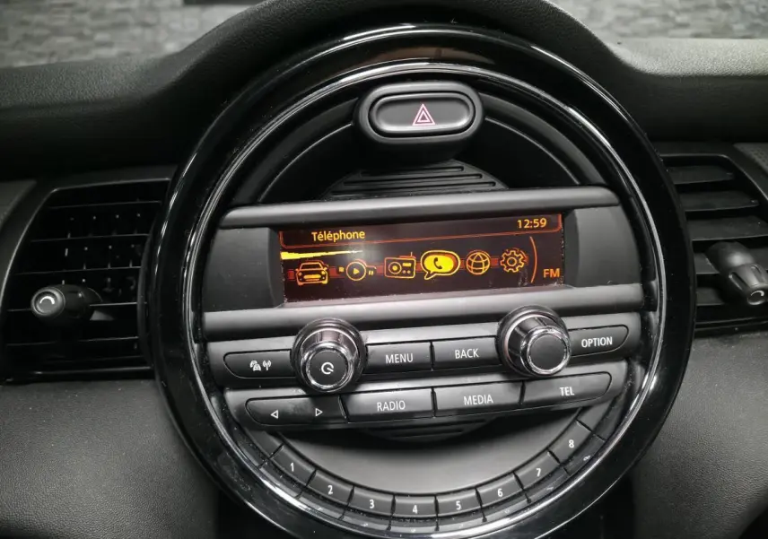 Détail du tableau de bord noir d'une MINI Cabriolet 2017, avec écran central et commandes radio visibles.