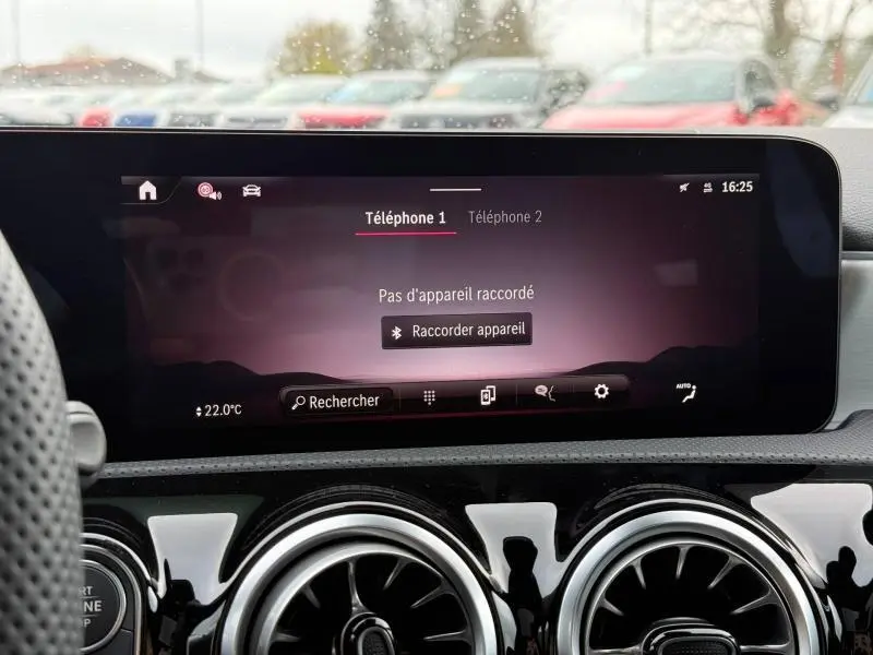 Écran tactile central affichant la connexion Bluetooth dans l'habitacle d'une Mercedes Classe A gris montagne.