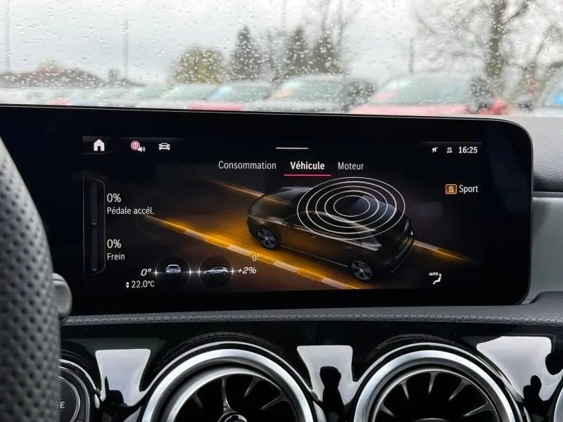 Écran tactile intérieur montrant l'interface véhicule d'une Mercedes Classe A 200 d AMG Line, vue frontale du tableau de bord.