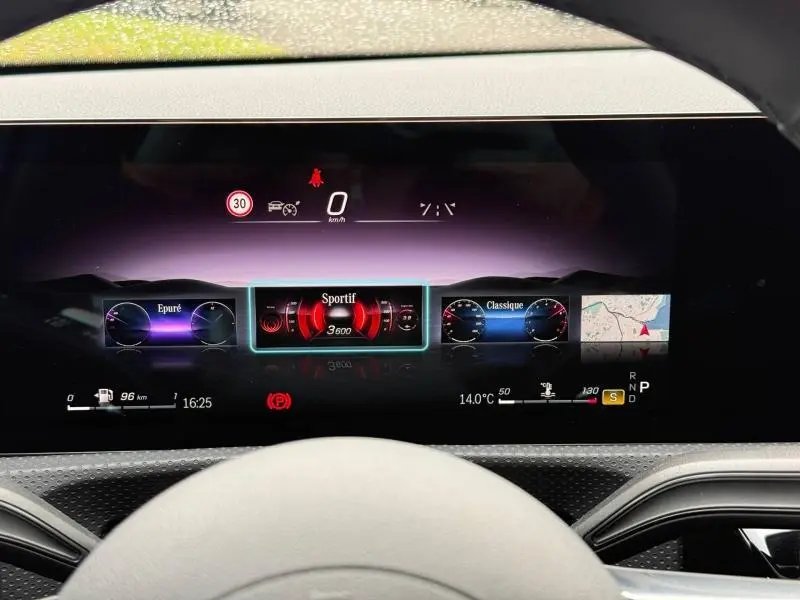 Vue rapprochée du tableau de bord numérique de la Mercedes Classe A 200 d AMG Line avec affichage mode Sportif en rouge.