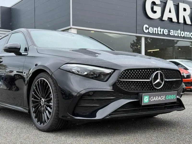 Mercedes Classe A 200 d AMG Line gris montagne métallisé vue 3/4 avant, calandre noire et jantes alliage noires.