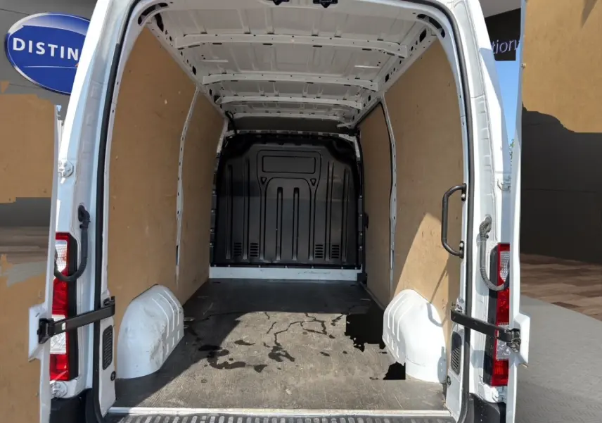 Vue arrière du Renault Master blanc 2023 avec portes ouvertes montrant l'intérieur de chargement en bois et métal.