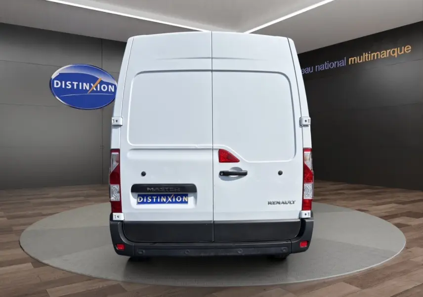 Vue arrière d’un Renault Master blanc, portes battantes fermées avec logo et bande noire inférieure.